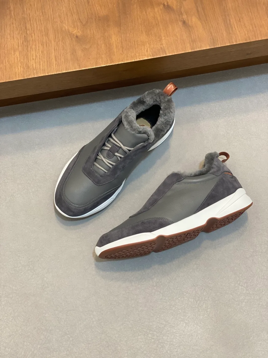 💰840 Winter LoroPiana WeekendWalk men's wool warm sneakers! Specially designed wool warm shoes for men! This WeekEndWalkEvo casual shoe reinterprets the WeekEnd casual shoe with a design that combines the characteristics of running shoes and walking shoes. An improved version of the classic shoe style in the autumn/winter series, the shoe body is made of fleece cotton blend with a slight elasticity to ensure that the upper part of the shoe is covered and fitted. The narrow silhouette in the middle and the warmth of the integrated fur lining make the shoes comfortable and practical to wear. The shoe details, combined with the lightweight rubber sole with ridged edges, add a sporty feel to the shoe. Kummel rubber sole with stitching and ultra-light technical material sole: This design structure helps distribute weight properly and improve shock absorption. Raised edges on the sole ensure traction and stability during walking. Body: 97% cotton, 3% spandex lining. Wool sole rubber! Size: 39/40/41/42/43/44 (45.46 customized) standard leather shoe size original box package